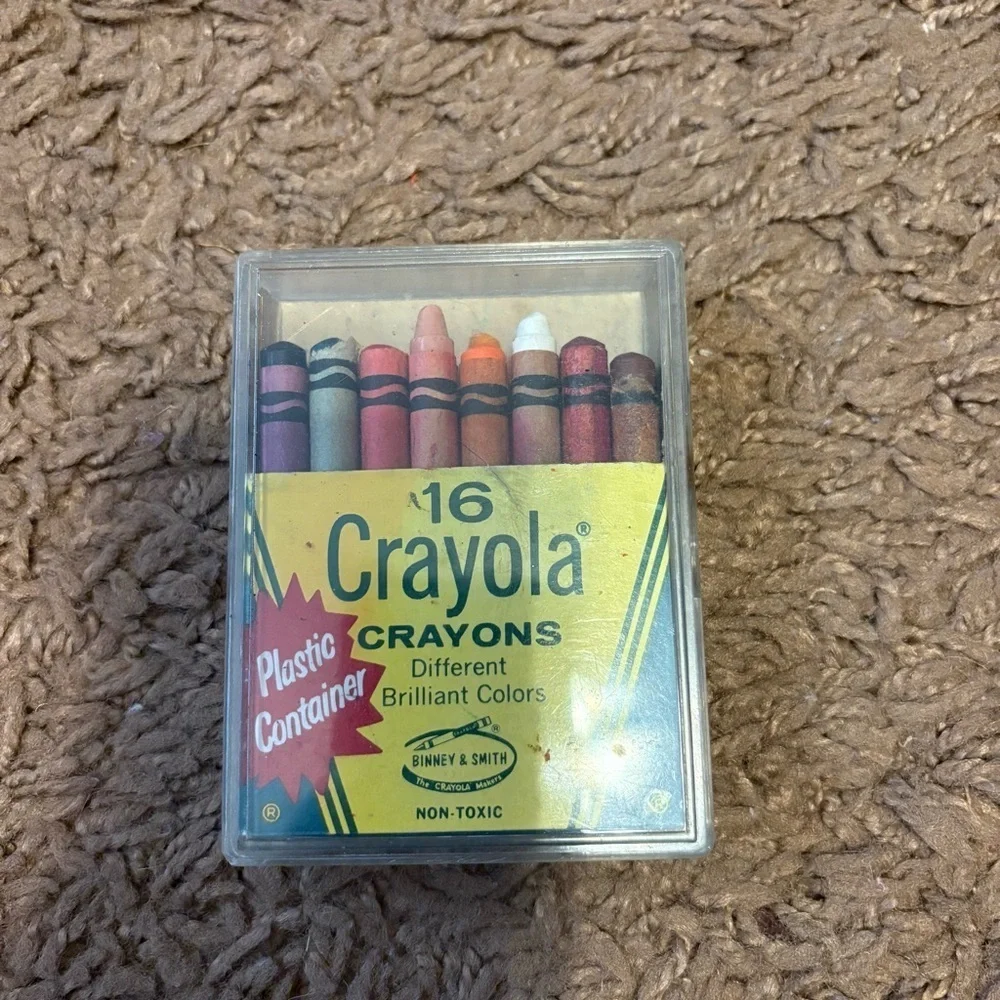 16 Crayola Crayons In Plastic Container No. 16 P Binney & Smith Vintage